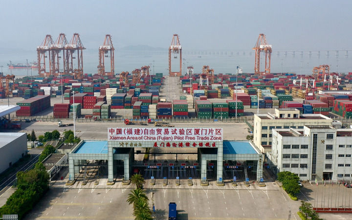 这是2024年10月15日拍摄的中国(福建)自由贸易试验区厦门片区集装箱码头(无人机照片)。新华社记者 姜克红 摄.jpg