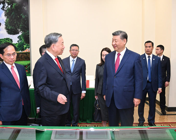 4月14日下午，中共中央总书记、国家主席习近平在越共中央驻地同越共中央总书记苏林举行会谈。这是会谈后，两党总书记共同见证中越双方签署的45份双边合作文本展示。.jpg