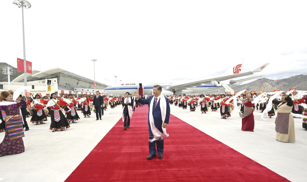 8月20日中午,中共中央总书记、国家主席、中央军委主席习近平率中央代表团乘专机抵达拉萨,出席西藏自治区成立60周年庆祝活动。这是习近平向欢迎群众挥手致意。新华社记者 谢环驰 摄.jpg