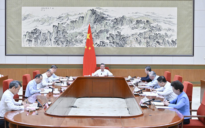 8月26日下午，国务院以“实施积极应对人口老龄化国家战略，推动养老事业和养老产业协同发展”为主题，进行第九次专题学习。国务院总理李强主持学习。.jpg
