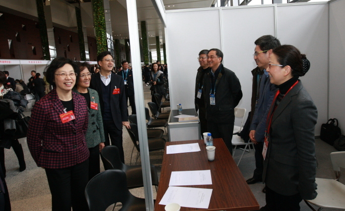 市人大领导亲切慰问参加市十四届人大三次会议现场集中办理的财政干部