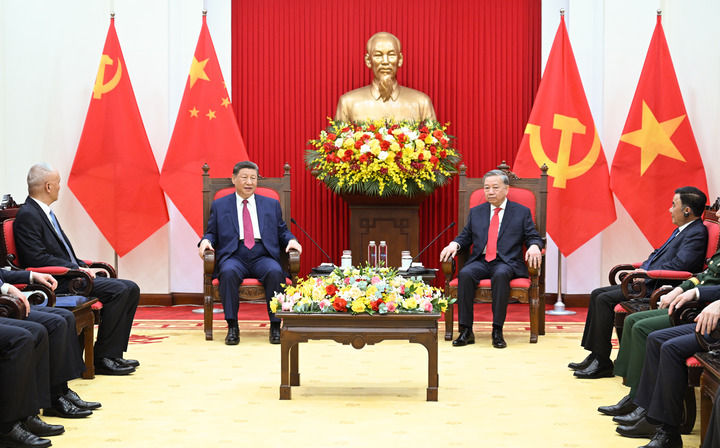 4月14日下午，中共中央总书记、国家主席习近平在越共中央驻地同越共中央总书记苏林举行会谈。这是会谈前，苏林邀请习近平进行小范围茶叙。新华社记者 李学仁 摄.jpg