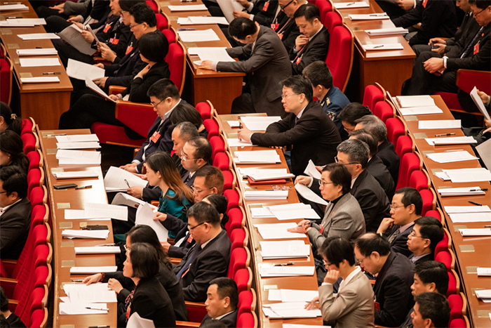 代表委员认真听取大会报告