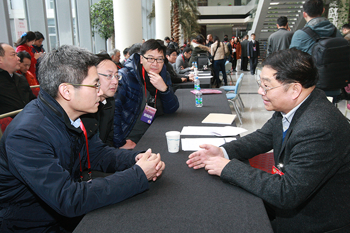 财政干部与参加两会的代表热切交谈（一）