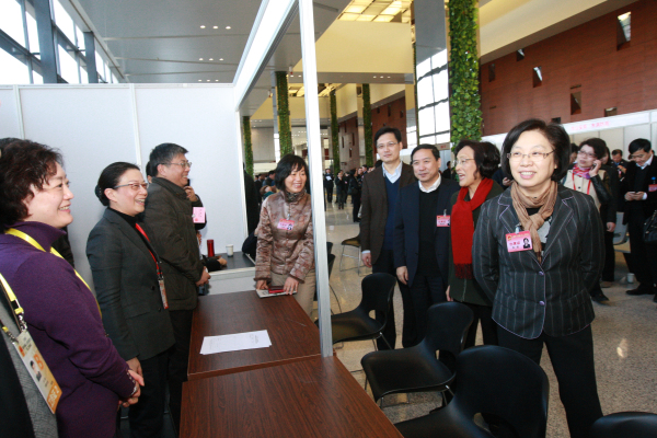 市人大领导亲切慰问参加市人大十四届二次会议现场集中办理的财政干部