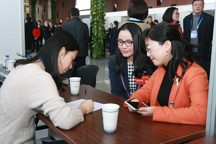 财政干部与参加两会的代表热切交谈（三）