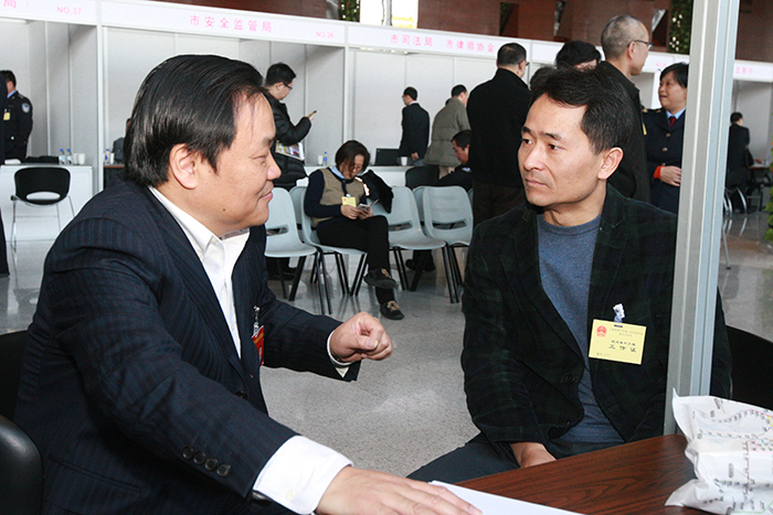 财政干部与参加两会的代表热切交谈（二）