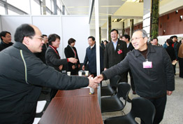 市财政局工作人员参加两会现场办理