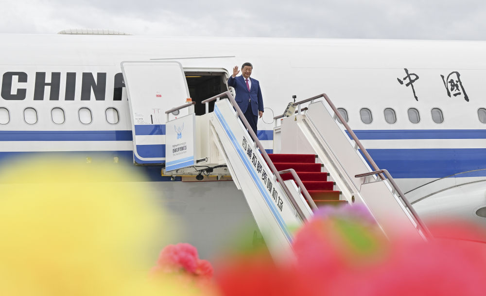 这是习近平走出舱门,向欢迎群众挥手致意。新华社记者 殷博古 摄.jpg