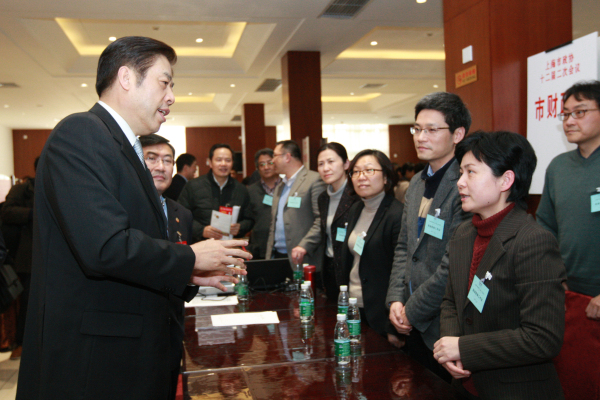 市政协领导亲切慰问参加市政协十二届二次会议现场咨询的财政干部
