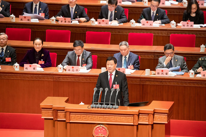 上海市市长应勇代表上海市人民政府向大会作政府工作报告