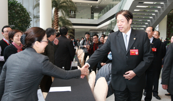市政协领导亲切慰问参加市政协十二届三次会议现场咨询的财政干部