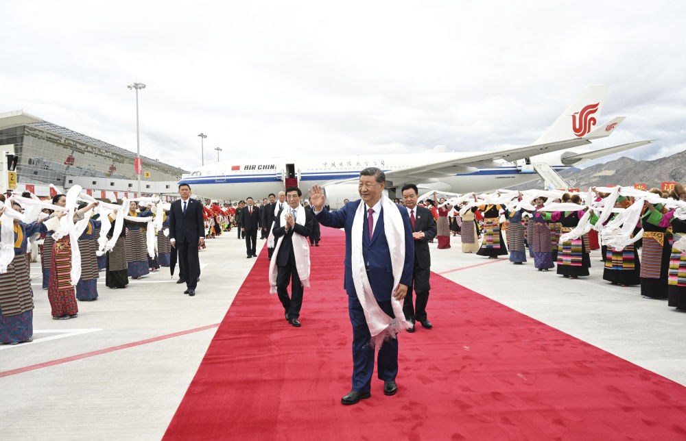 这是习近平向欢迎群众挥手致意。新华社记者 谢环驰 摄.jpg