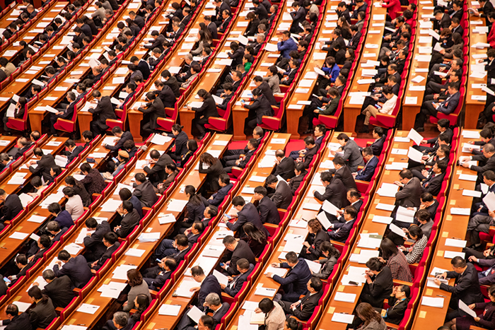 代表委员认真听取大会报告